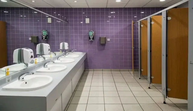 Baño de mujeres seguro y limpio