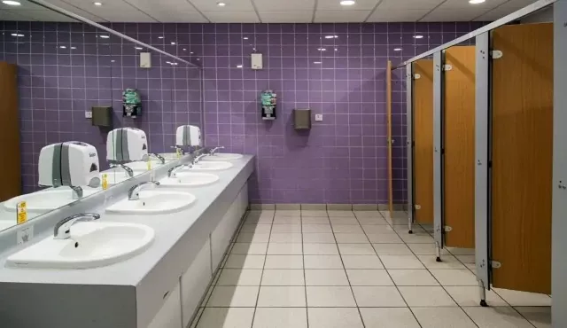 Baño de mujeres seguro y limpio