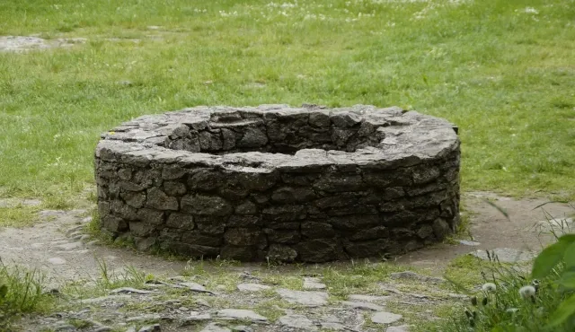 Wie viel Natriumhypochlorit wird zur Desinfektion von Brunnen benötigt?